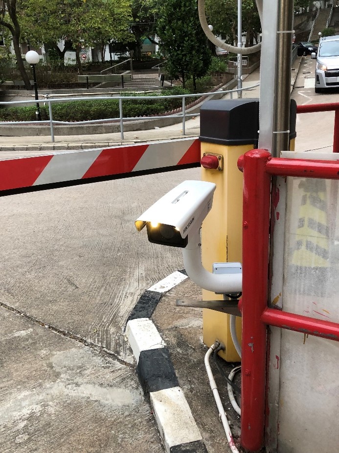 停車場車牌識別鏡頭以有線方式安裝(工程實景)