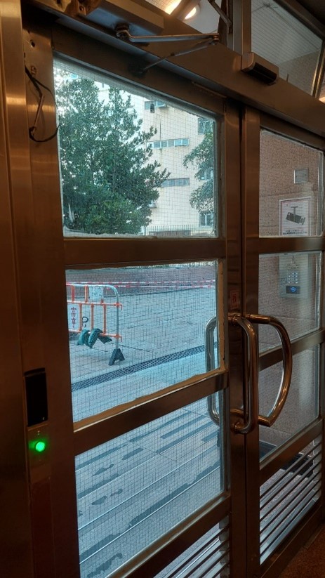 Access control card reader at a main entrance (project photo)