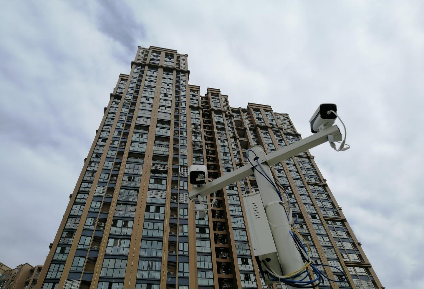 向上拍攝大廈外牆的高空擲物偵測鏡頭(示意)